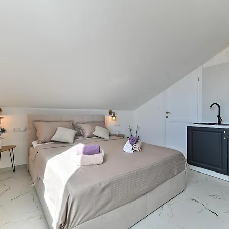 With Jacuzzi On Rooftop Appartement