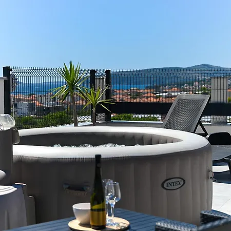 With Jacuzzi On Rooftop Appartement