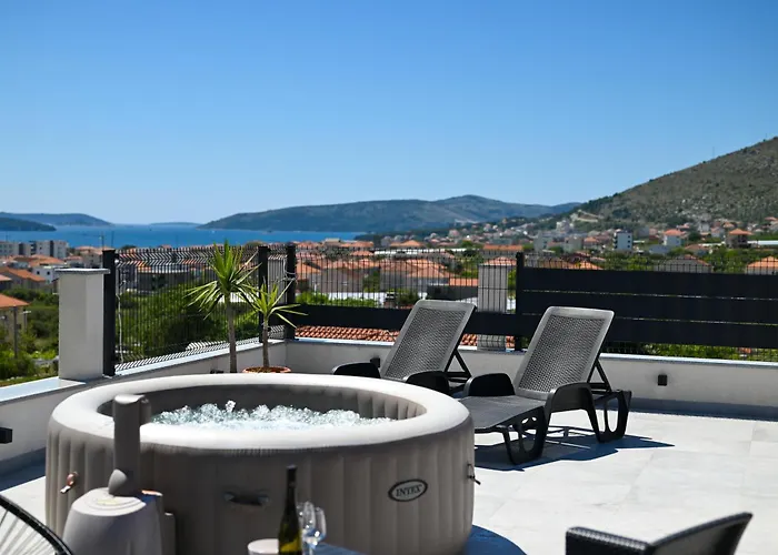 With Jacuzzi On Rooftop Appartamento Traù