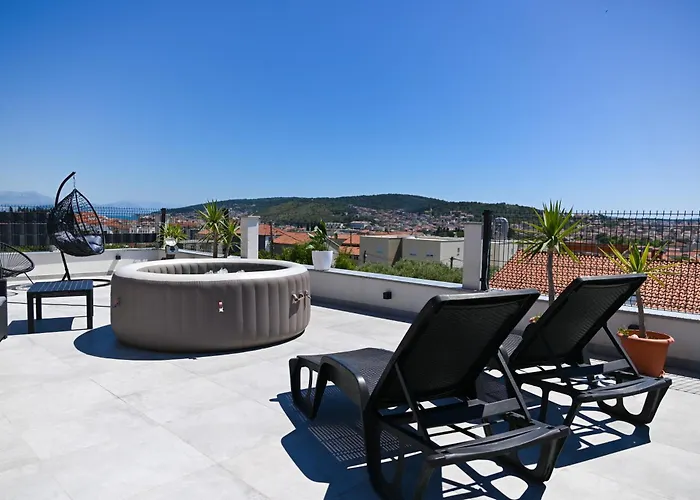 With Jacuzzi On Rooftop Appartement
